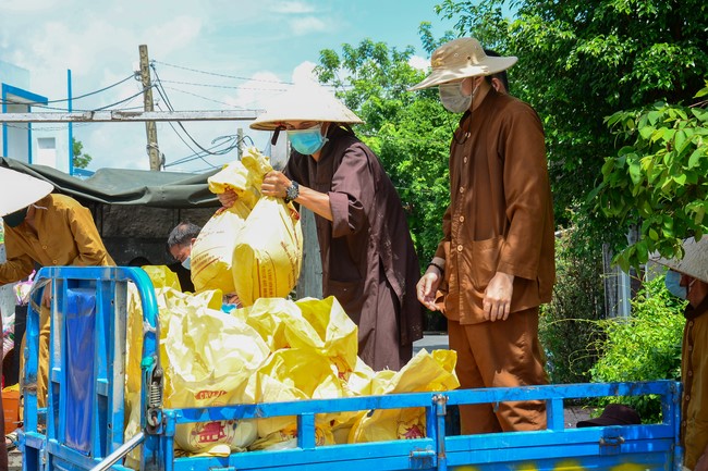 Continuing to support people in need in the Covid-19 pandemic of Hoang Phap Pagoda (series 2)